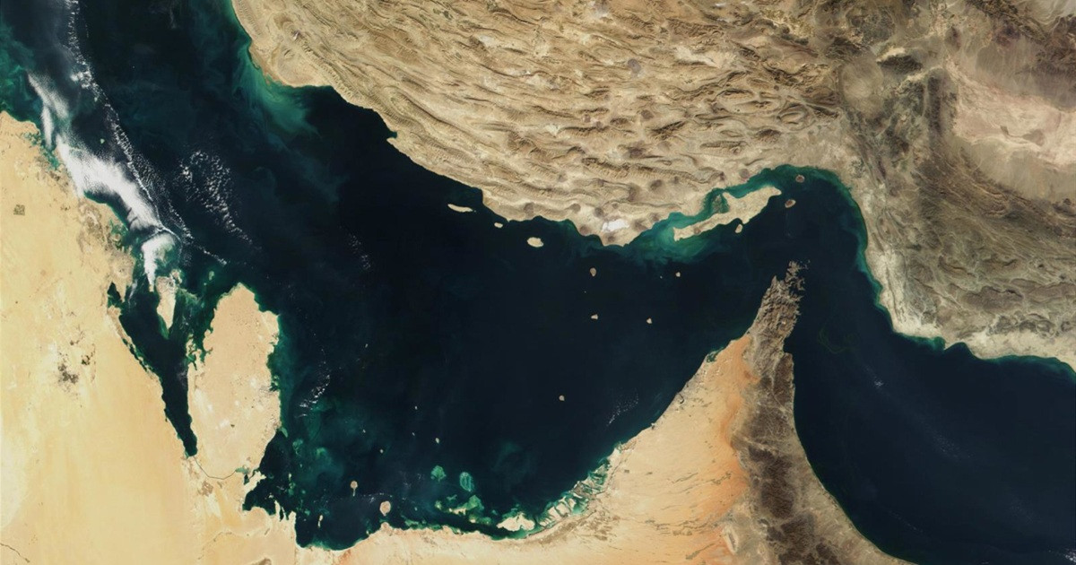 তিন দেশে ইরানের হামলা, ফের বন্ধ হলো হরমুজ