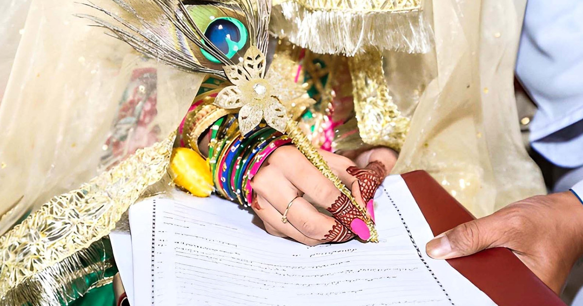 বিয়ের প্রস্তাব কি গোপন করবেন, নাকি প্রকাশ করবেন