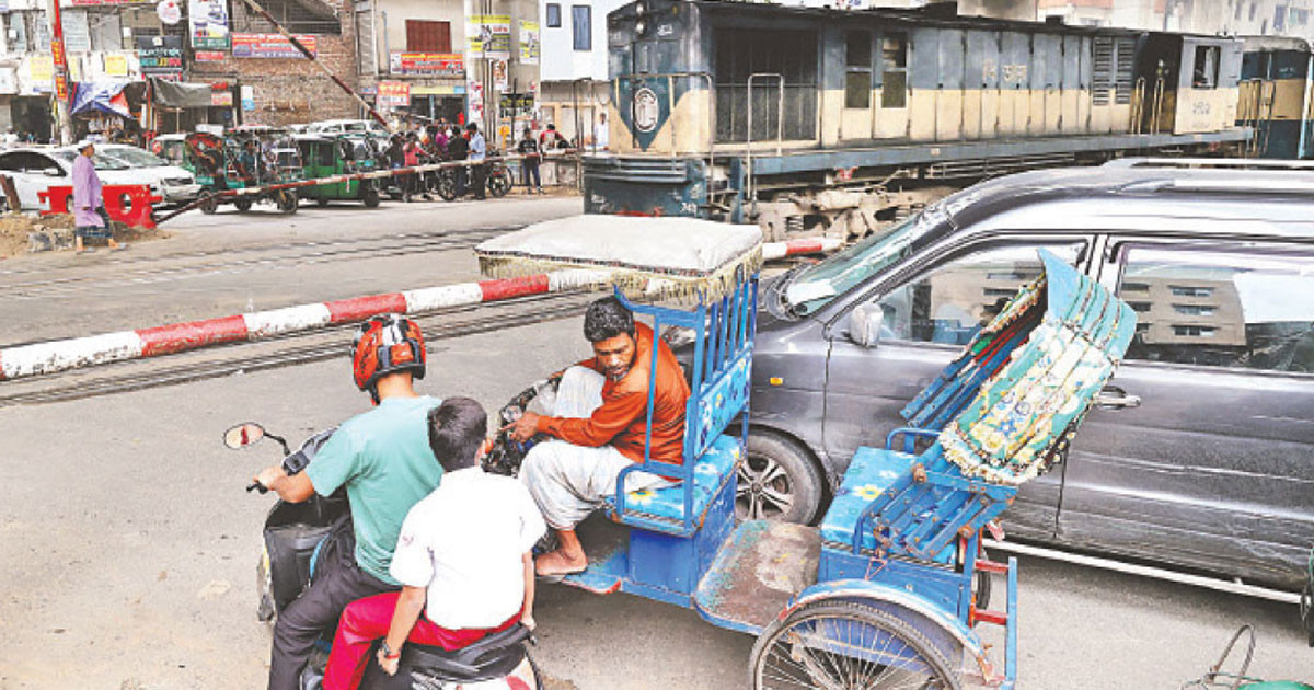 লেভেলক্রসিংয়ে অবরুদ্ধ ঢাকা