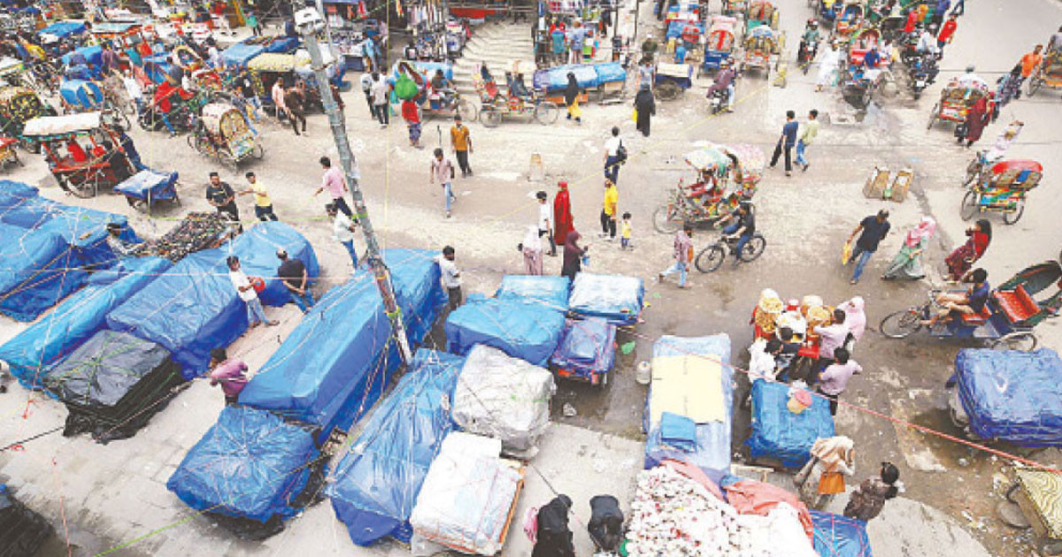 রাজধানীর ফুটপাতে উচ্ছেদ, হকার পুনর্বাসনে জোর দেওয়ার সুপারিশ
