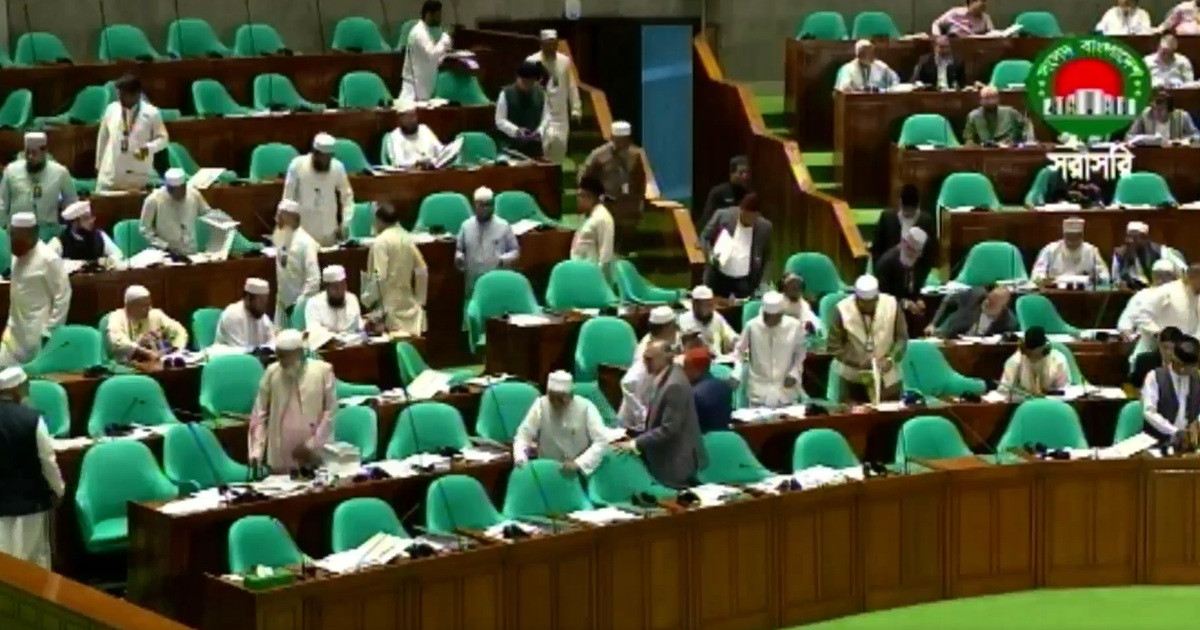 ‘গণবিরোধী’ বিল পাসের অভিযোগে সংসদ থেকে বিরোধী দলের ওয়াকআউট