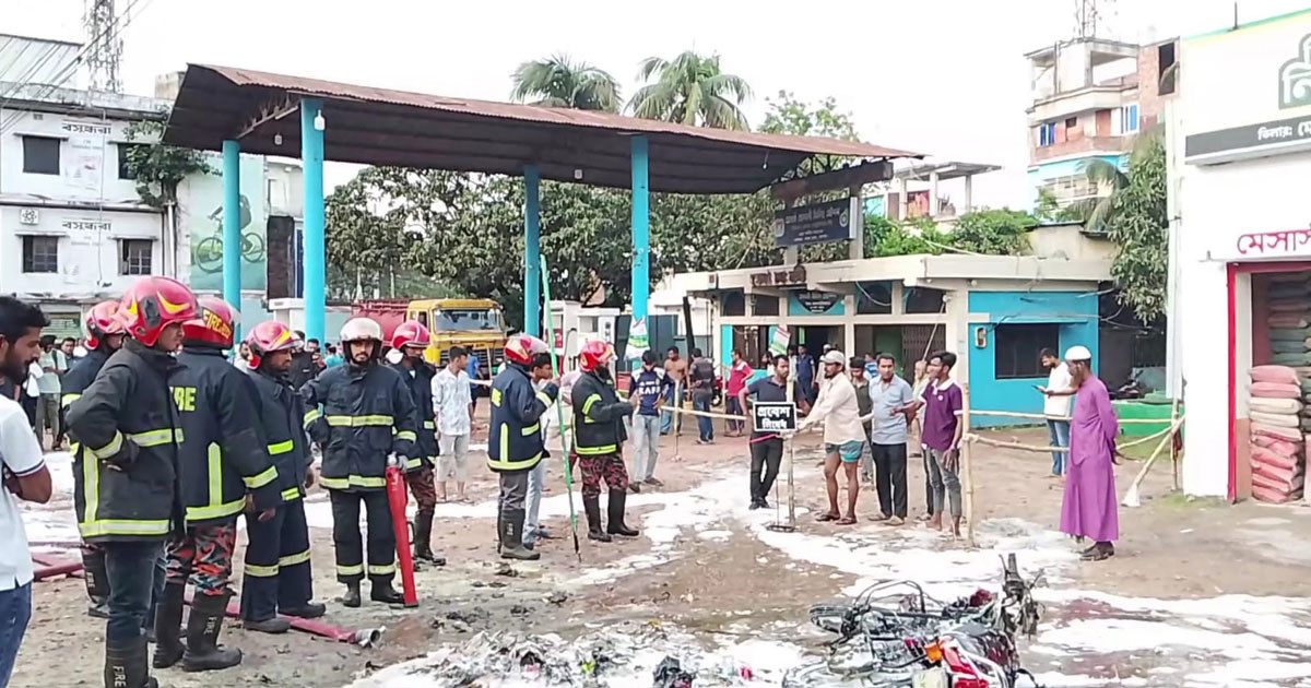 ফিলিং স্টেশনে তেল নেওয়ার সময় মোটরসাইকেলে আগুন