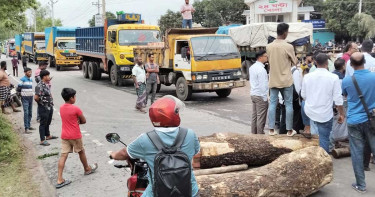 তেল না পেয়ে ঢাকা-খুলনা মহাসড়ক অবরোধ বিক্ষুব্ধ জনতার