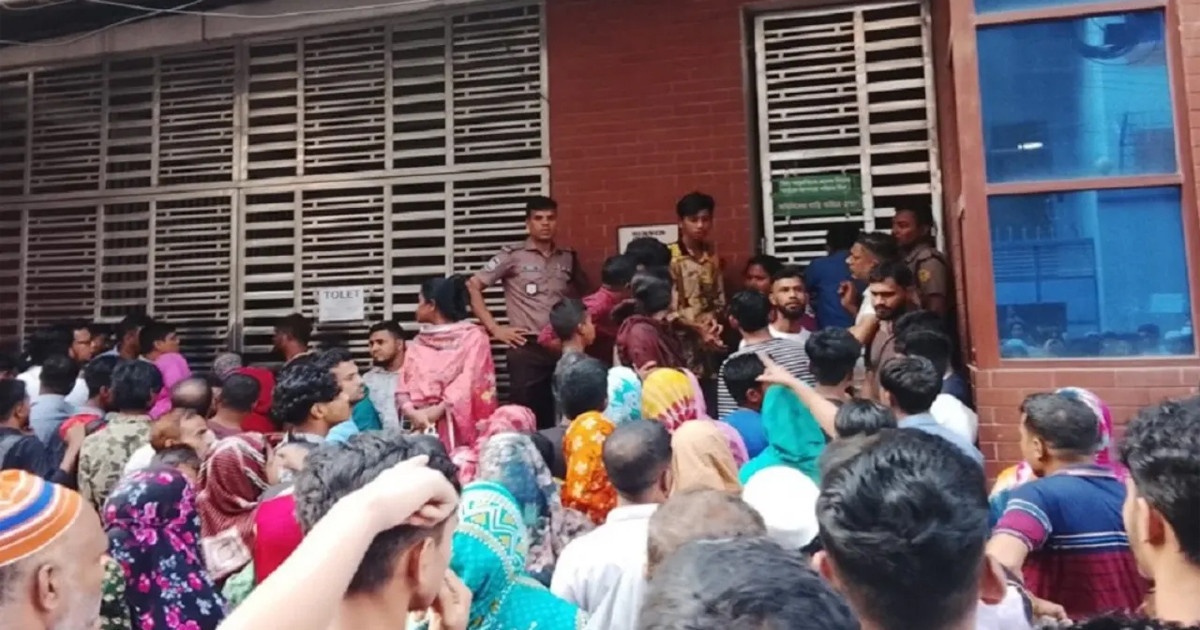 জানালা থেকে চিরকুট ফেলে বললেন, ‘আমাকে বাঁচান’