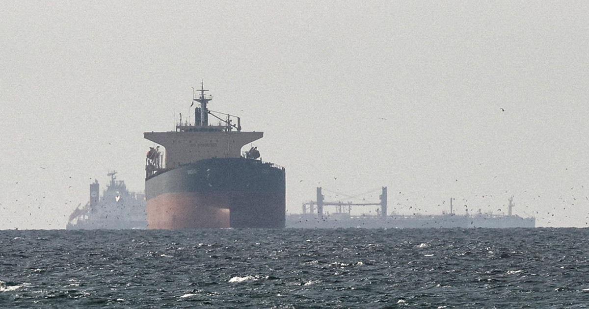 হরমুজে জাহাজ জট: আটকা ৩২০০ জাহাজ