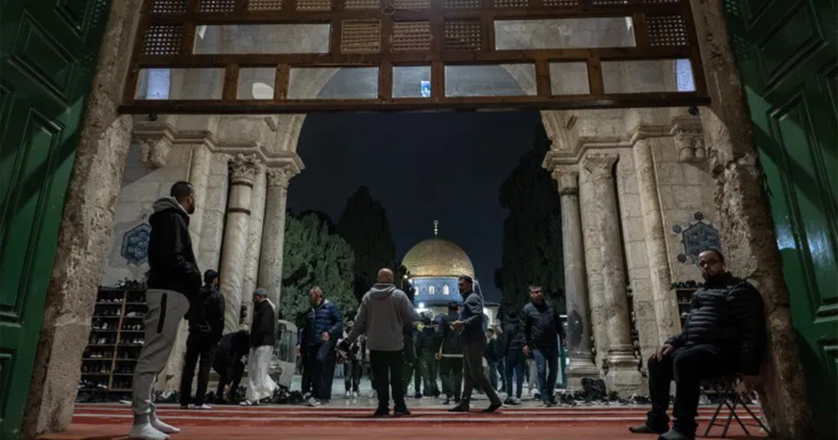 দীর্ঘ ৪০ দিন বন্ধ থাকার পর খুলে দেওয়া হলো আল-আকসা মসজিদ