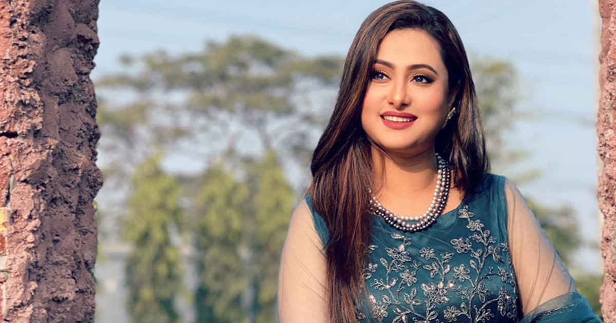 ‘পারমিশন ছাড়াই চিমটি দিয়েছে’