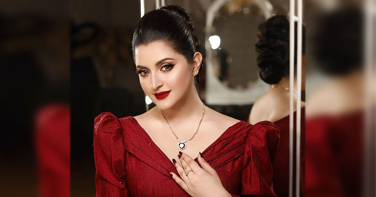 হঠাৎ চমকে দিলেন পরীমনি