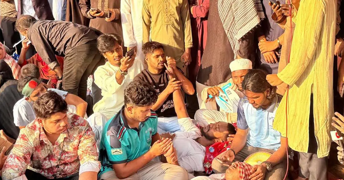 জুলাই শহীদ পরিবারের অনুরোধে অনশন ভাঙলেন তিন শিক্ষার্থী