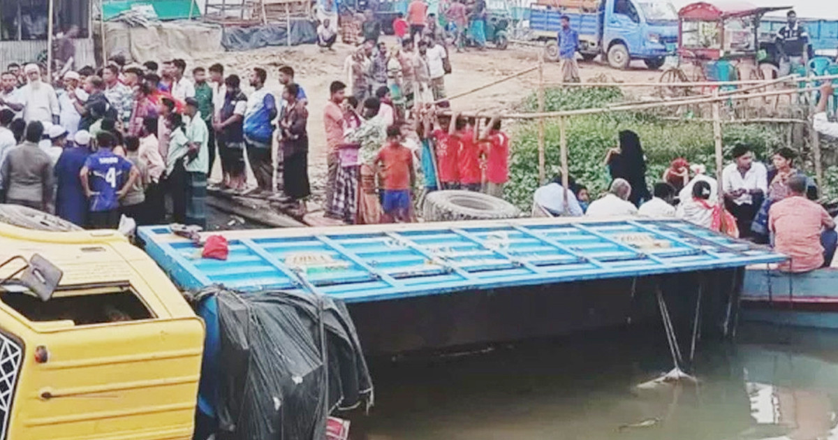 ফেরিতে উঠতে গিয়ে ট্রাক নদীতে, প্রাণ গেল যুবকের