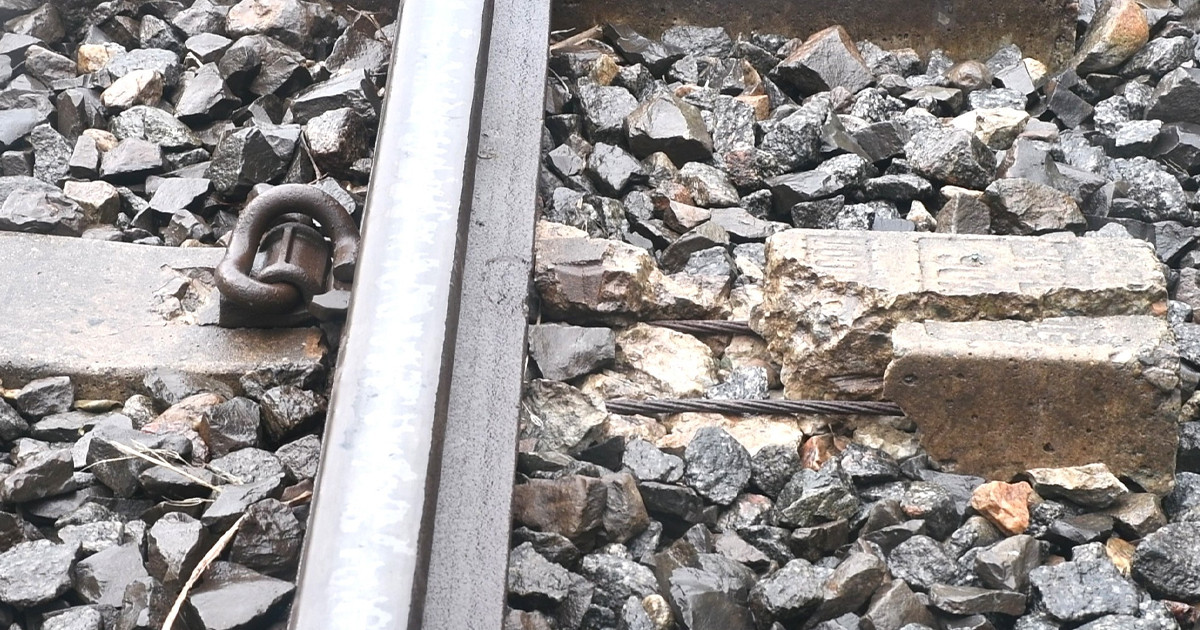 ঝুঁকিপূর্ণ রেলপথে চলছে ট্রেন : দুর্ঘটনার আশঙ্কা