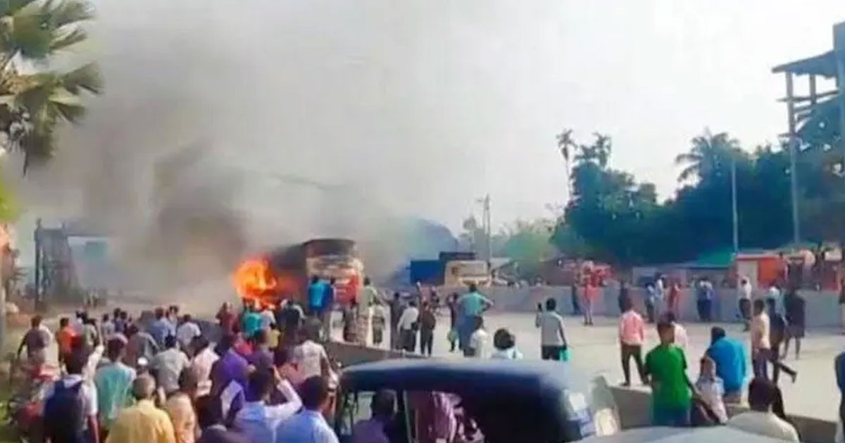 বগুড়ার শাজাহানপুরে চলন্ত বাসে আগুন