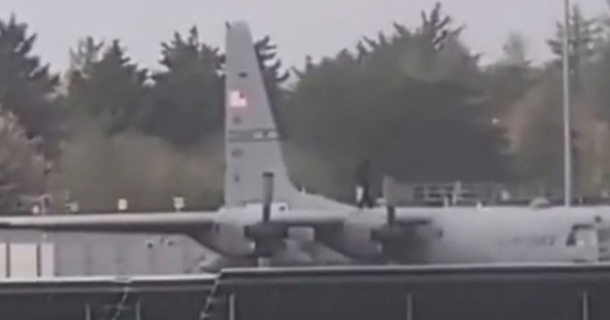 কুঠার দিয়ে মার্কিন সামরিক বিমানে হামলা