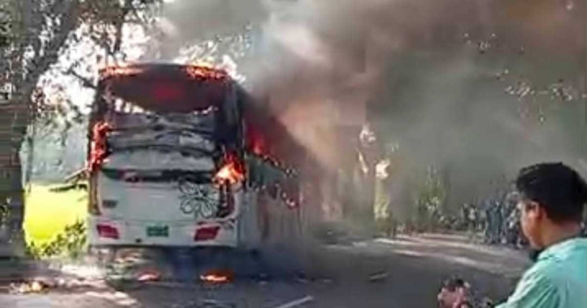 চলন্ত বাসে হঠাৎ আগুন, একটুর জন্য প্রাণে বাঁচলেন ২৫ যাত্রী