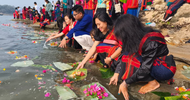 ফুল ভাসিয়ে বর্ষবরণ, রাঙামাটিতে বিজুর আনন্দ