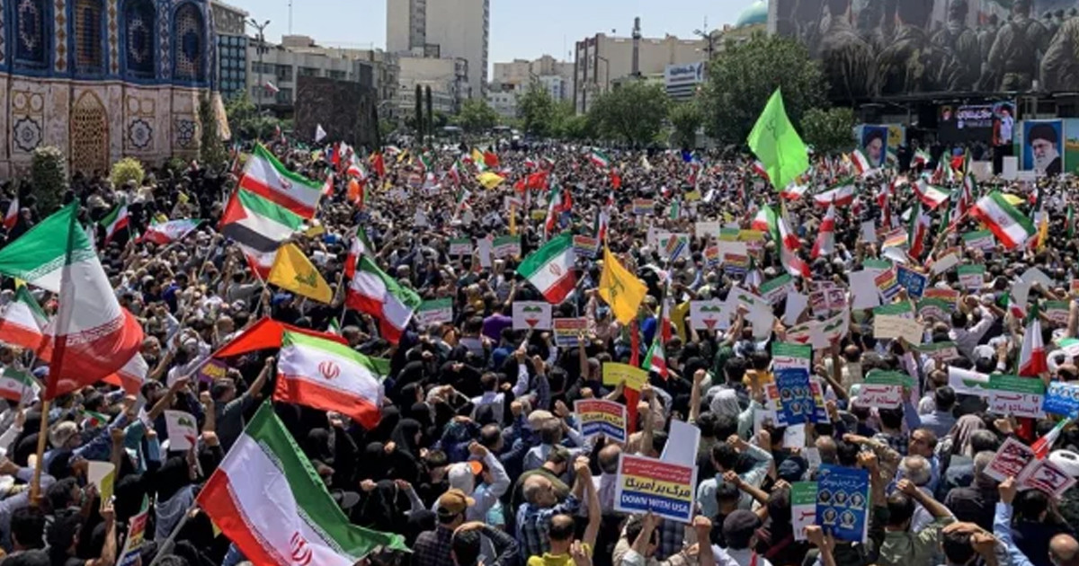 অবস্থান থেকে একচুলও নড়বে না ইরান, সমর্থকদের রাস্তায় থাকার আহ্বান