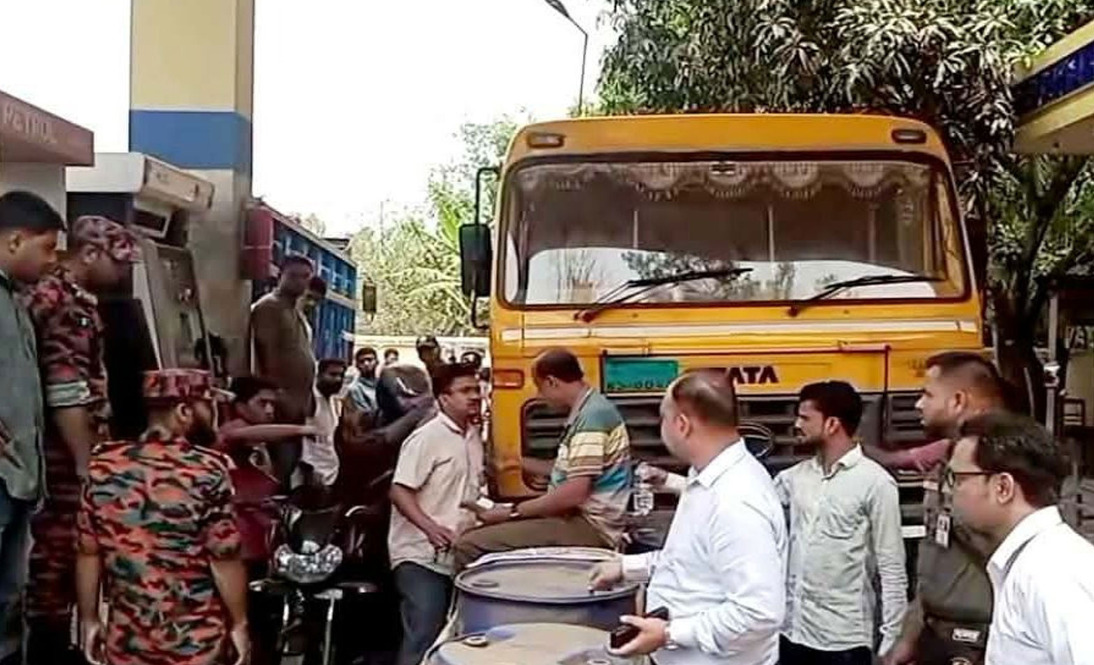 একই পাম্পে একাধিকবার তেল নেওয়ার অভিযোগে আটক ৩