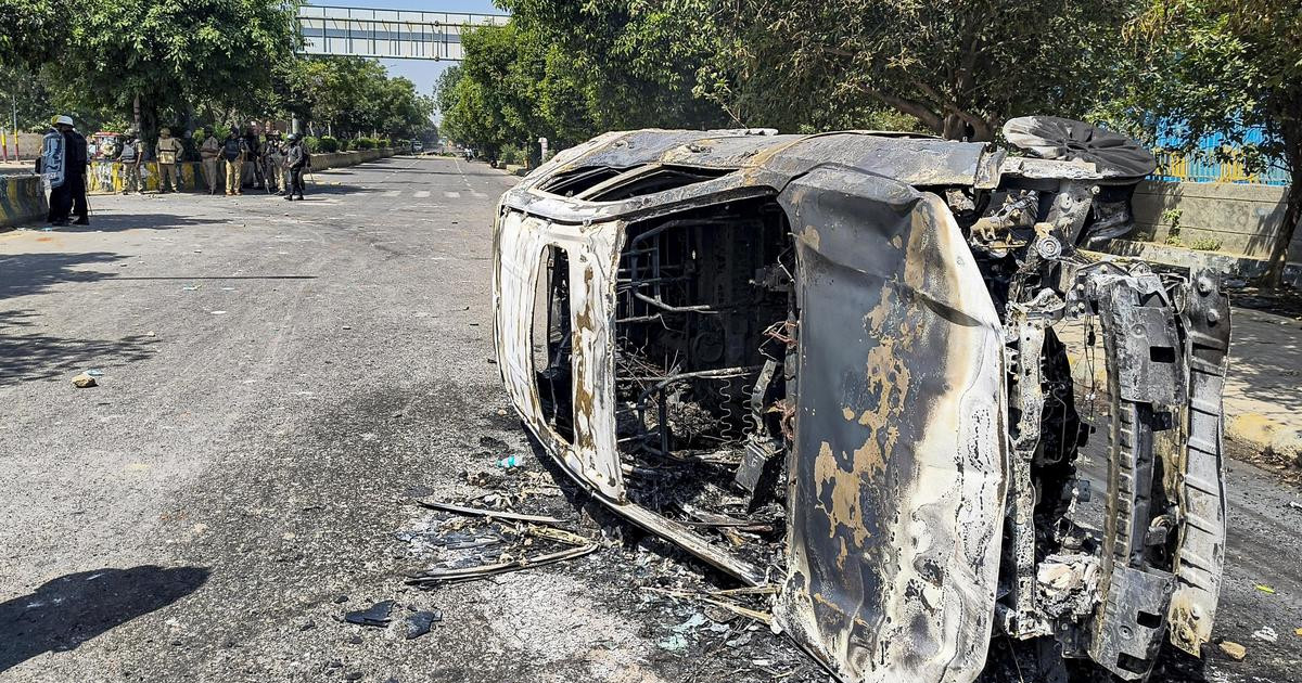 দিল্লিতে বেতন বৃদ্ধির দাবিতে বিক্ষোভ-সহিংসতা-আগুন