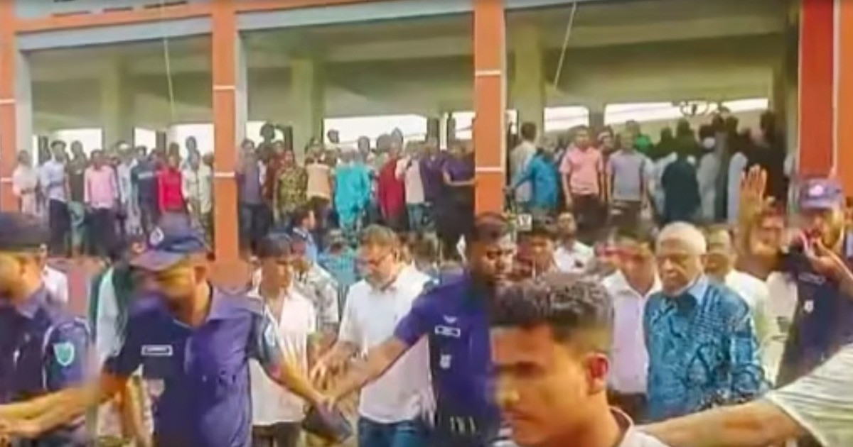 মন্ত্রীর পাশে বসা নিয়ে হাতাহাতি