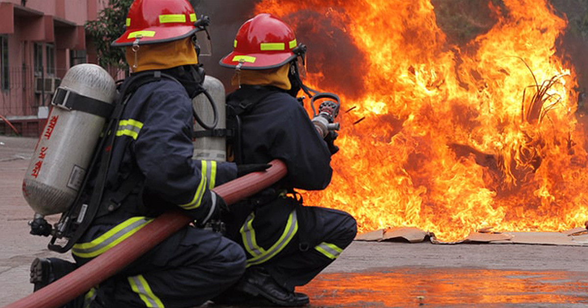 রাজধানীর বনানীতে বহুতল ভবনে আগুন