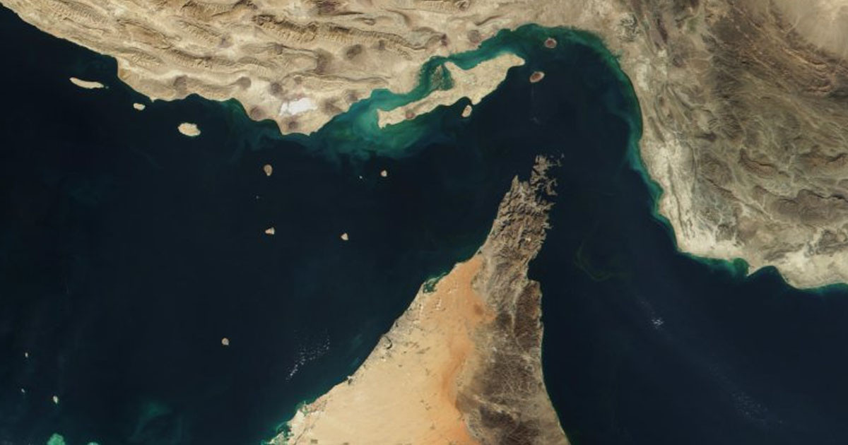 মার্কিন নৌ-অবরোধ ভেঙ্গে হরমুজ পার হলো অন্তত ৮ জাহাজ