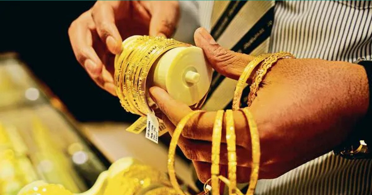 বিশ্ববাজারে রাতে এক ধাক্কায় স্বর্ণের দাম এক মাসের মধ্যে সর্বনিম্ন