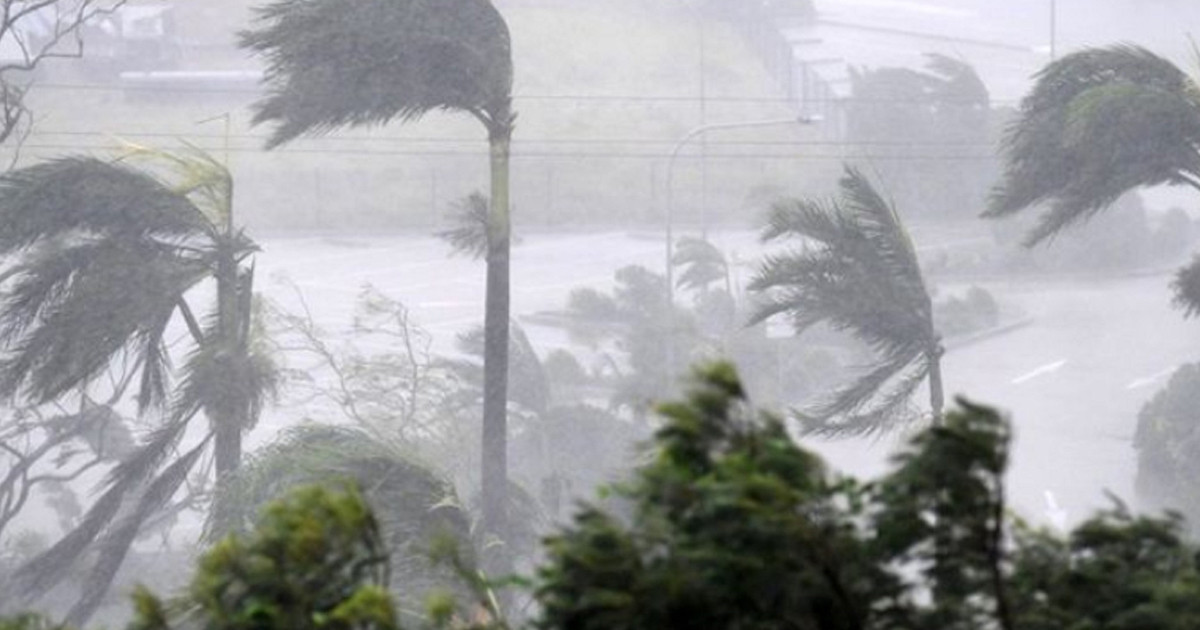 চার অঞ্চলে ৮০ কিমি বেগে ঝড়ের শঙ্কা, নদীবন্দরে সতর্ক সংকেত