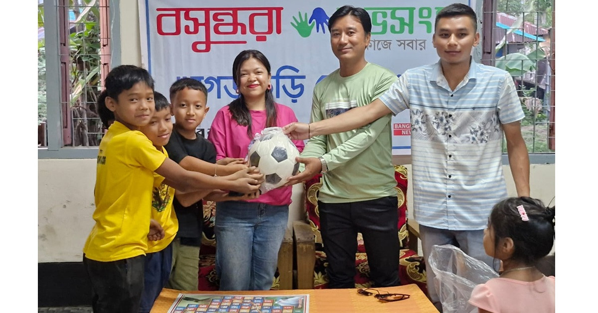 বাংলা নববর্ষ উপলক্ষে শিশুদের মাঝে বসুন্ধরা শুভসংঘের ক্রীড়া সামগ্রী উপহার