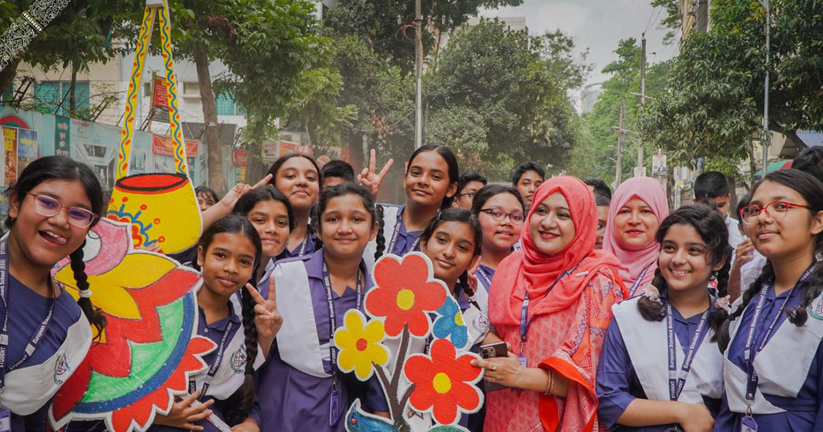 ব্যানার ও প্ল্যাকার্ড নিয়ে ধানমন্ডি মিডল সেকশনের বৈশাখী র‌্যালি