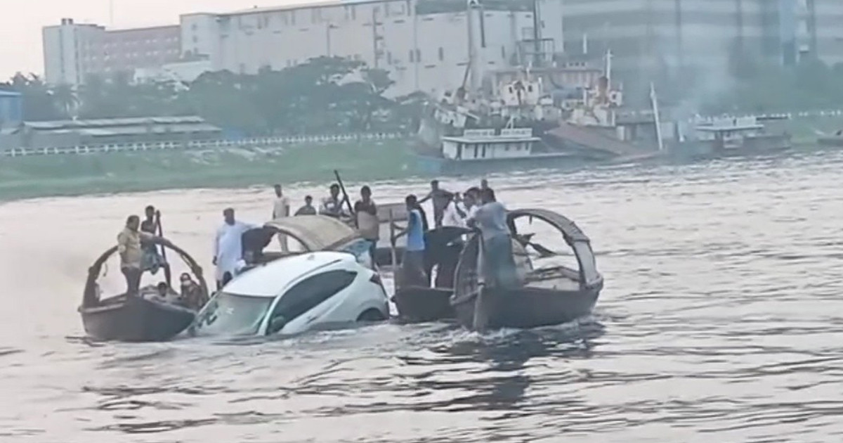ফেরিতে উঠতে গিয়ে প্রাইভেট কার নদীতে, সোয়া ১ ঘণ্টা পর উদ্ধার