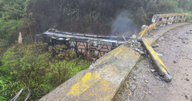 ছিটকে খাদে পড়লো বাস, নিহত ১১