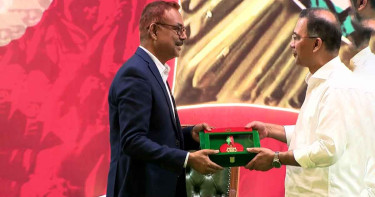 স্বাধীনতা পুরস্কারপ্রাপ্তদের হাতে পদক তুলে দিলেন প্রধানমন্ত্রী