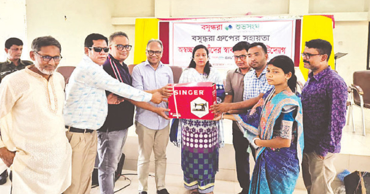 সিরাজগঞ্জে ২৫ নারীকে সেলাই মেশিন