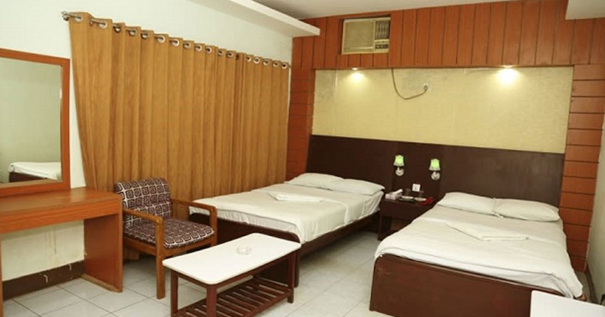 আবাসিক হোটেলে হঠাৎ অভিযান, নারীসহ ধরা ১৩