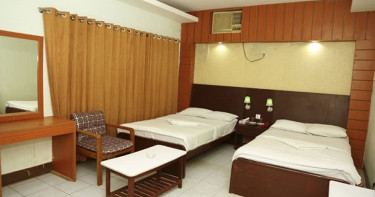 আবাসিক হোটেলে হঠাৎ অভিযান, নারীসহ ধরা ১৩