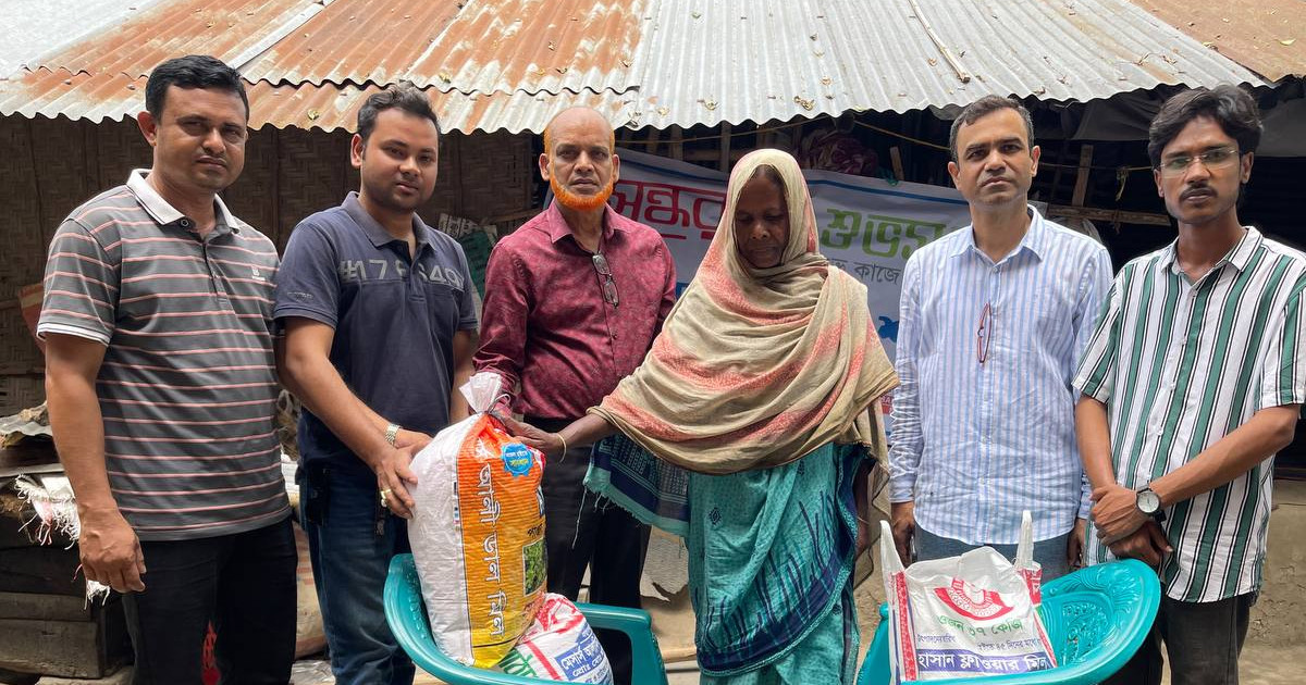 খাদ্যসামগ্রী নিয়ে অসহায় সুরাইয়া বেগমের বাড়িতে হাজির বসুন্ধরা শুভসংঘ