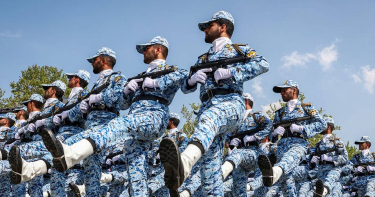 ‘শক্তি ও নিরাপত্তার প্রতীক’ হিসেবে ইরানের সেনাবাহিনীর প্রশংসা