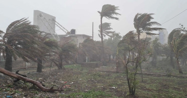 দুপুরের মধ্যে ৬০ কিমি বেগে ঝড়ের পূর্বাভাস