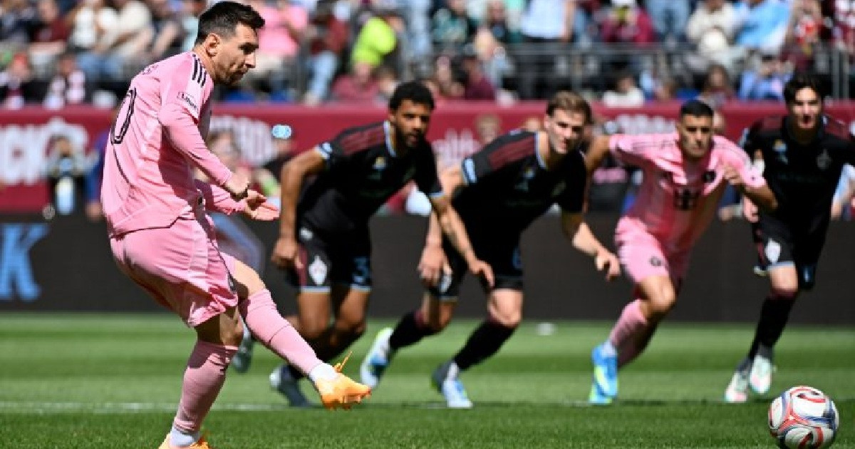 মেসির জাদুতে মায়ামির রোমাঞ্চকর জয়