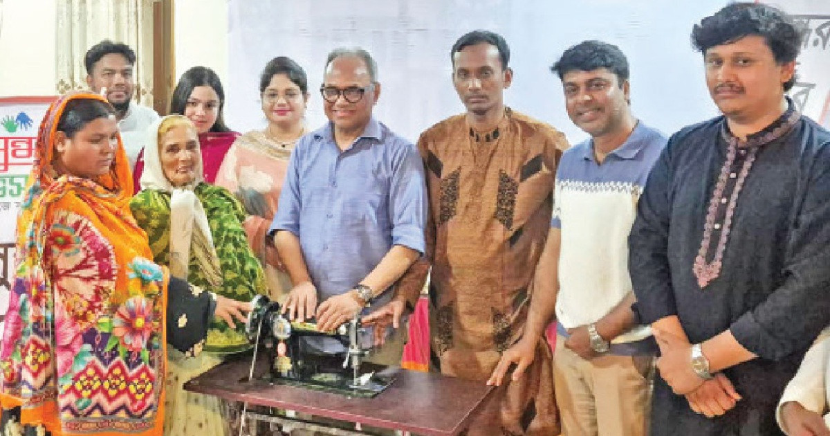 সিরাজগঞ্জে ১৫ নারীর হাতে সেলাই মেশিন