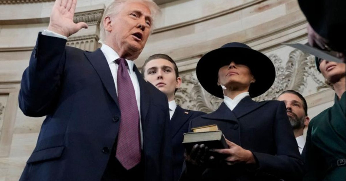 পোপের সঙ্গে বিরোধের মধ্যে নিজেই বাইবেল পাঠের সিদ্ধান্ত ট্রাম্পের