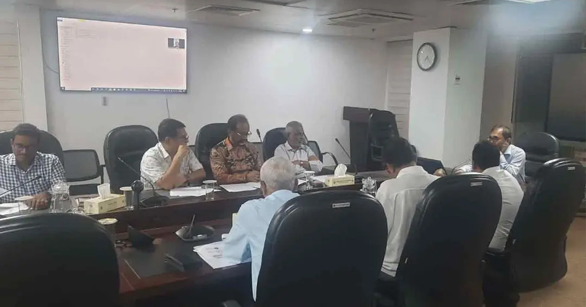 ভাড়া বাড়ানোর তোড়জোড়: বিআরটিএ’র সঙ্গে জরুরি বৈঠকে বাস মালিকরা