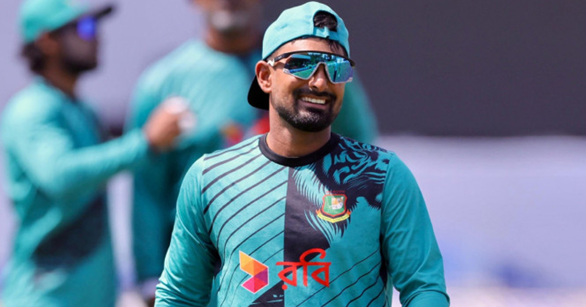 মাইলফলকের সামনে দাঁড়িয়ে লিটন দাস