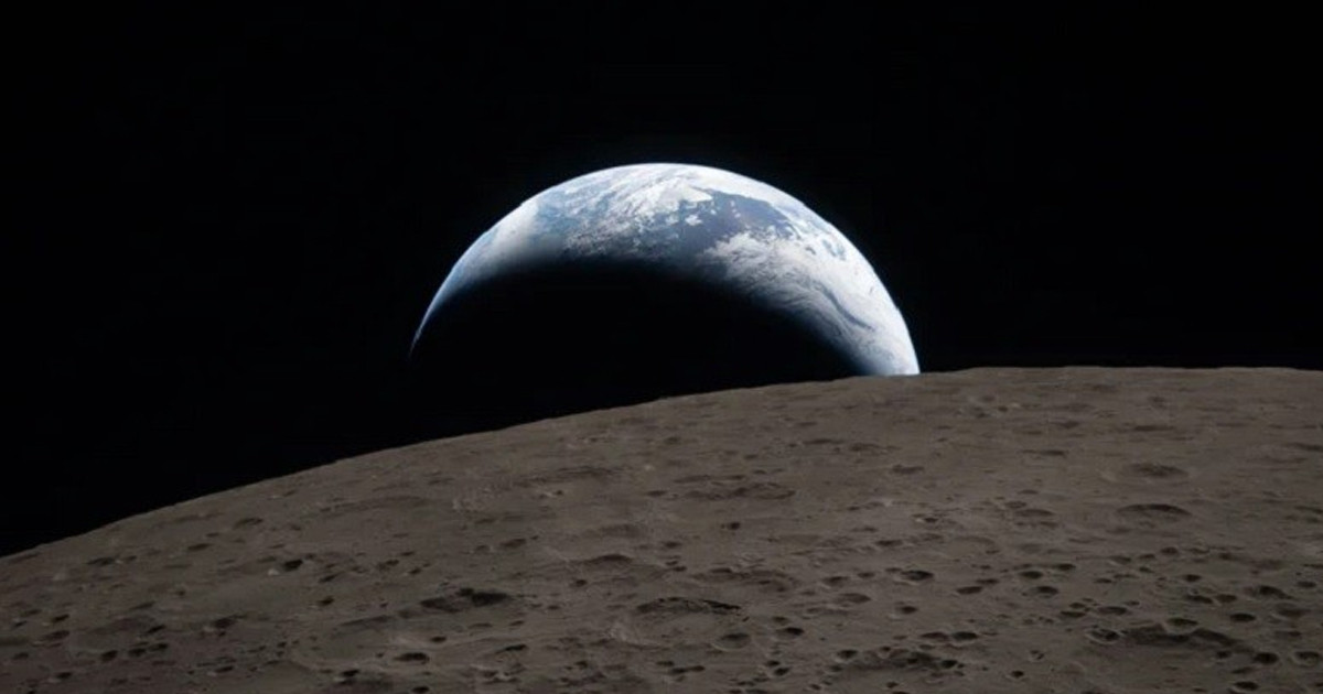 চাঁদের রঙিন পৃষ্ঠ দেখে বিস্মিত নভোচারীরা