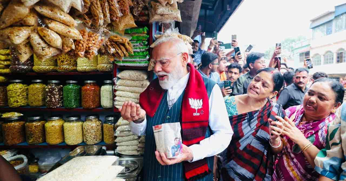 রাস্তায় দাঁড়িয়ে ঝালমুড়ি কিনে খেলেন মোদি