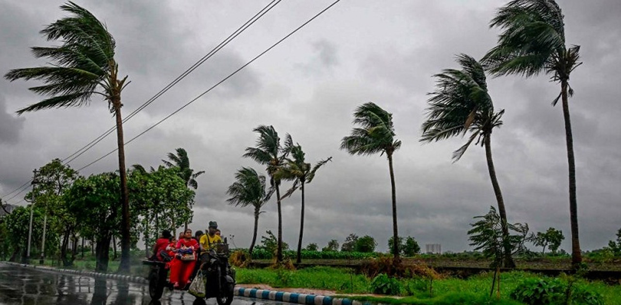 দুপুরের মধ্যে ৮০ কিমি বেগে ঝড়ের আভাস