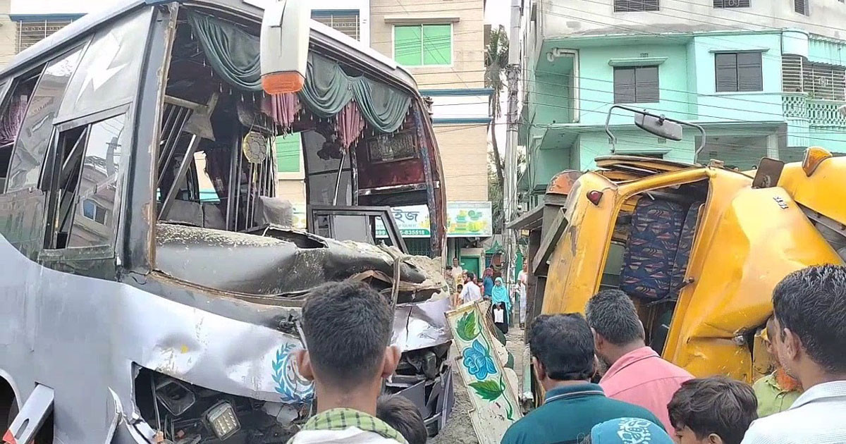 বাস-ট্রাকের মুখোমুখি সংঘর্ষে চালক-হেলপার নিহত