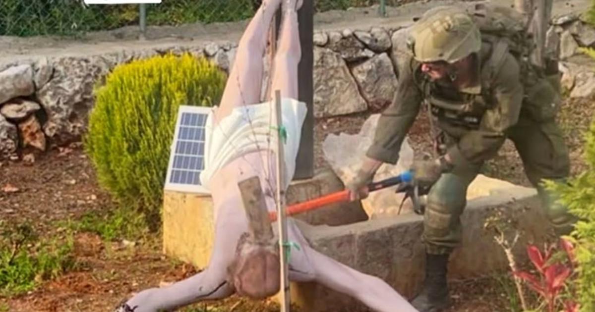 হাতুড়ি দিয়ে যিশু খ্রিস্টের মূর্তি ভাঙলেন সেনা, তোপের মুখে ইসরায়েল