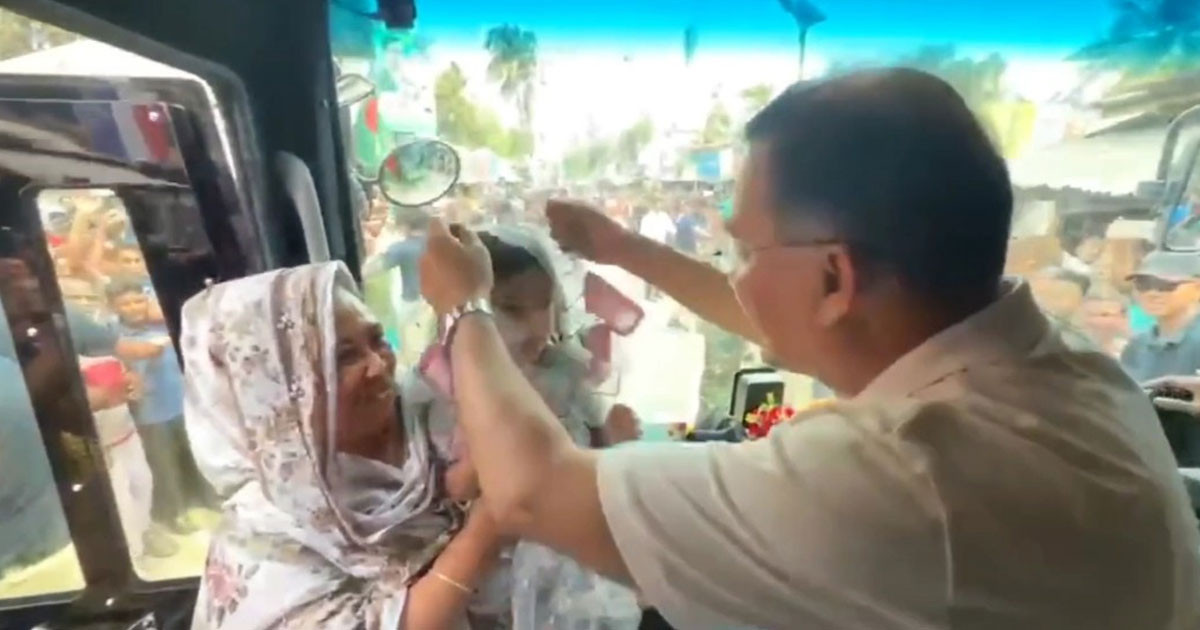 বগুড়ায় প্রধানমন্ত্রীকে টাকার মালা দিয়ে বরণ করলো শিশু