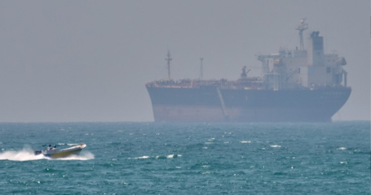 হরমুজে ইরানি পতাকাবাহী জাহাজকে আটকাতে পারলো না মার্কিন অবরোধ